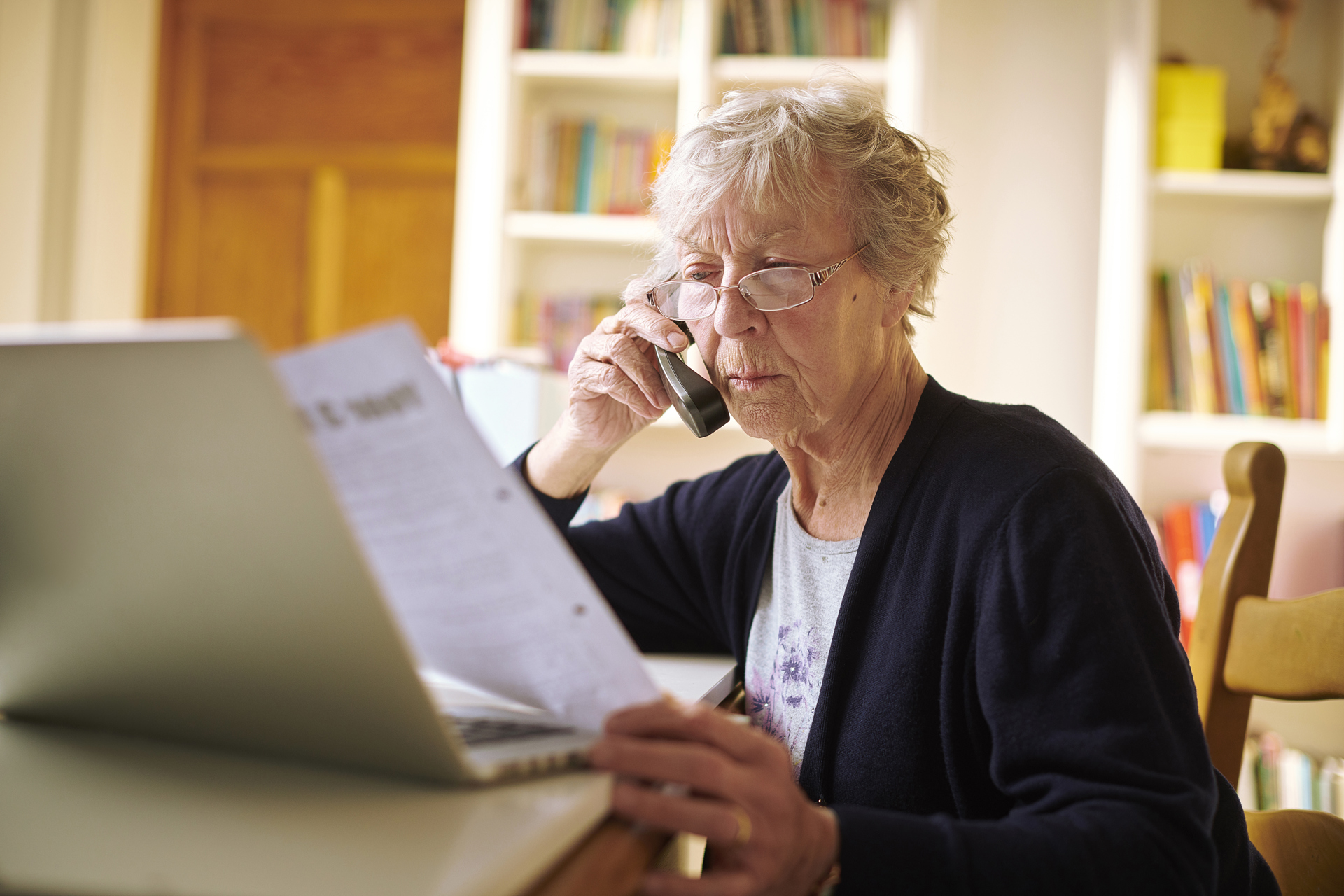 Oudere vrouw achter laptop